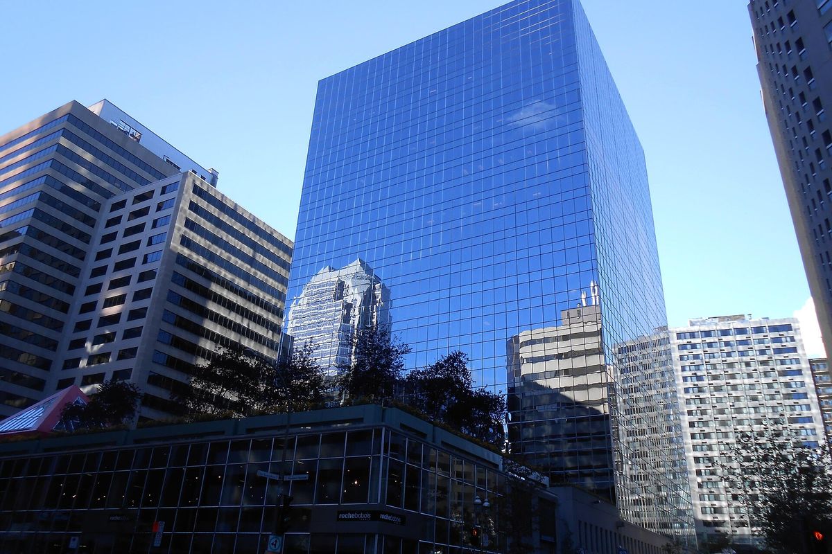 Édifice Loto-Québec, tour vitrée bleue de la rue Sherbrooke Ouest à Montréal