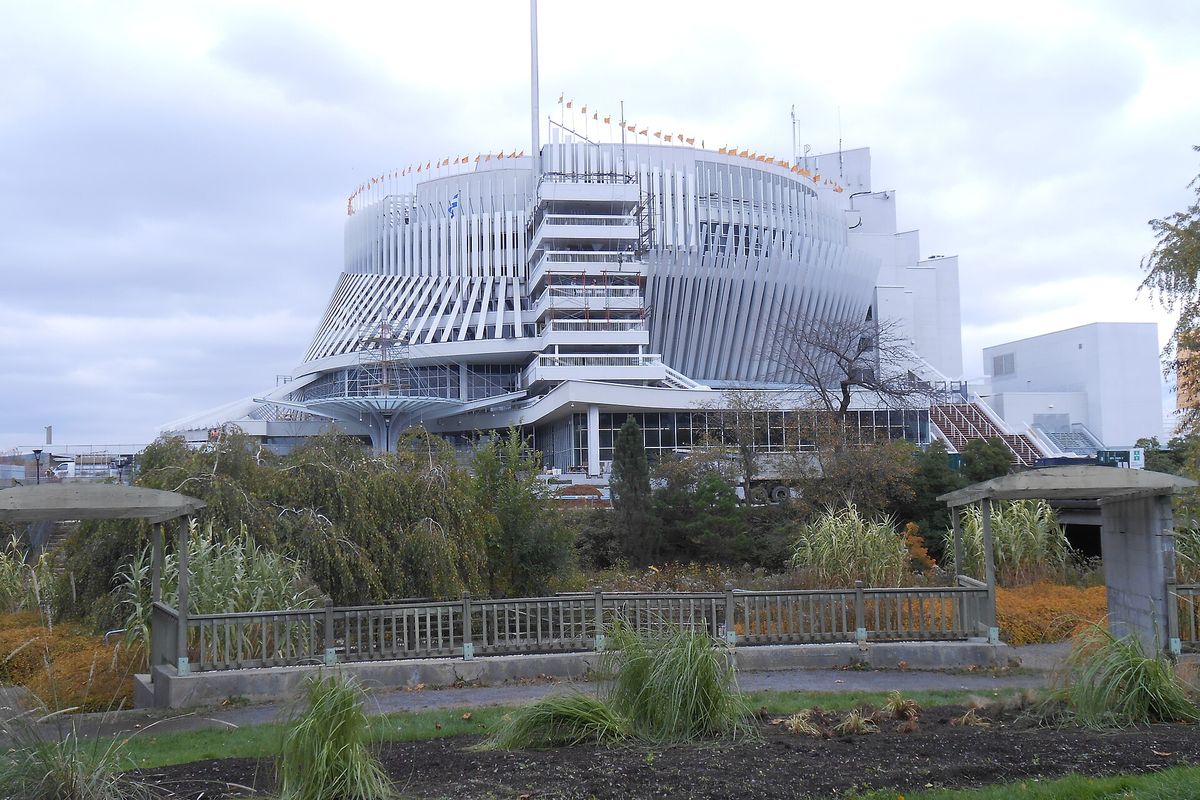 Le Casino de Montréal, sur l'île Notre-Dame, vu depuis les jardins par un jour gris
