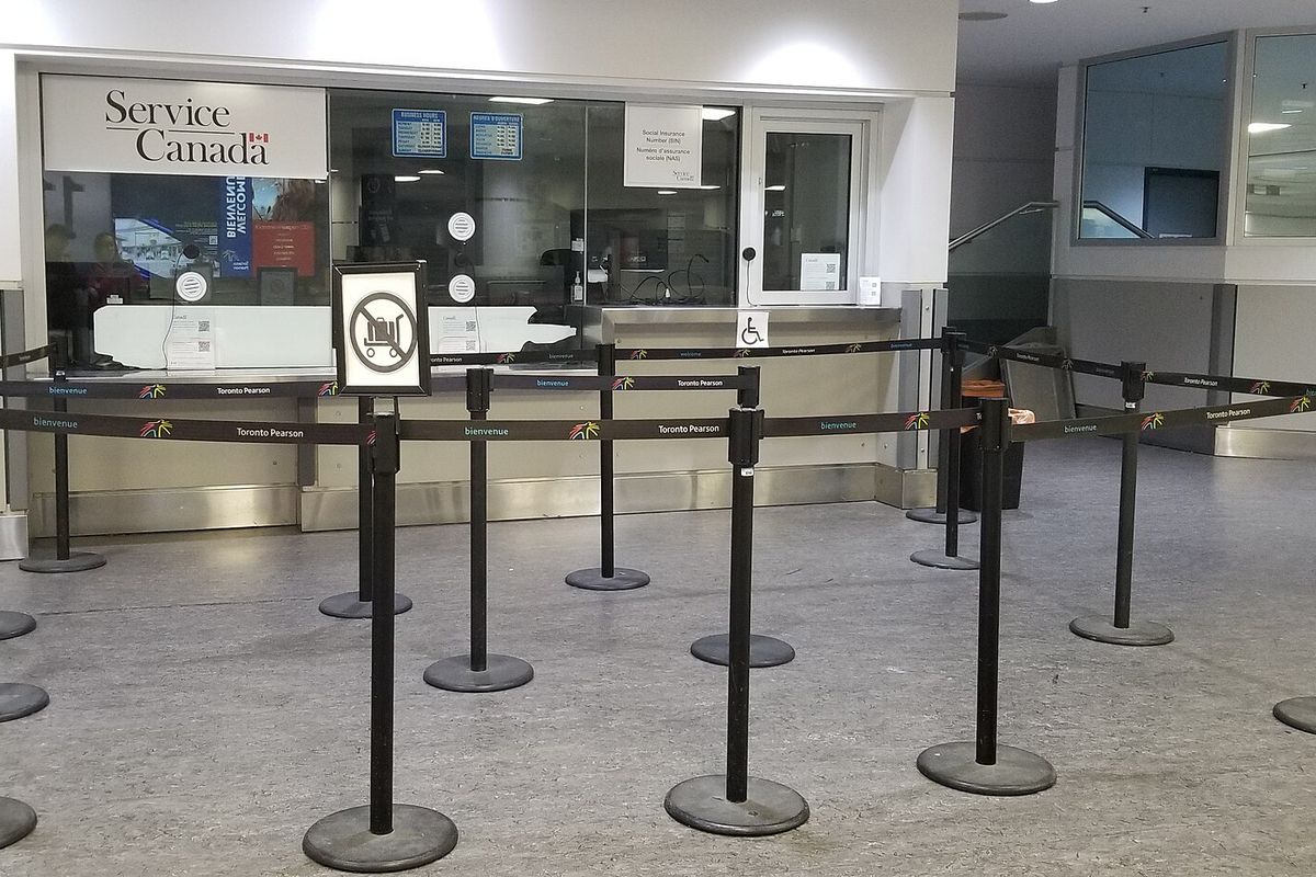 Comptoir de Service Canada avec poteaux de file d'attente