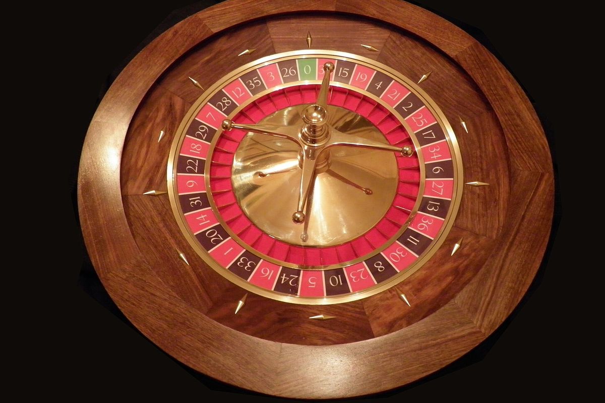 Cylindre de roulette européenne en bois avec un seul zéro vert et les 36 numéros rouges et noirs