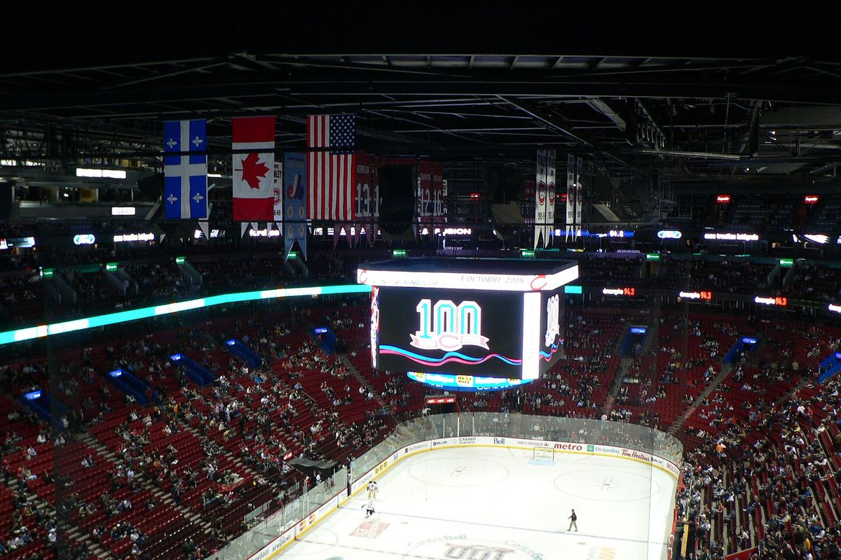 Intérieur du Centre Bell à Montréal vu des gradins supérieurs, avec la patinoire et le tableau indicateur