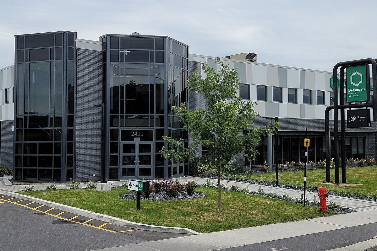 Édifice de la Caisse Desjardins de Saint-Hubert, sur le boulevard Gaétan-Boucher