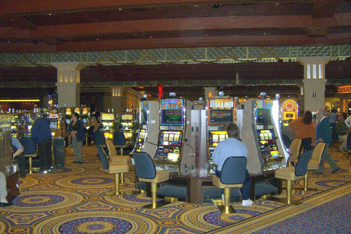 Rangées de machines à sous et joueurs sur l'aire de jeu du casino de Windsor, en Ontario