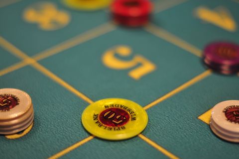Piles de jetons de casino sur un tapis de roulette