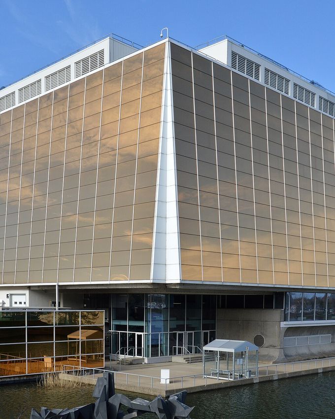 Le Casino de Montréal sur l'île Notre-Dame, vu de l'autre rive