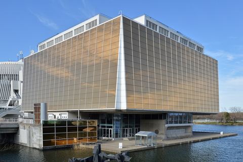 Le Casino de Montréal sur l'île Notre-Dame, vu de l'autre rive