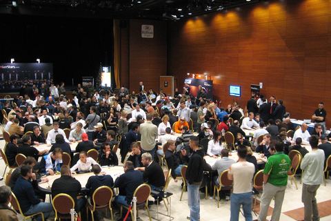 Tables de poker pendant un tournoi en salle