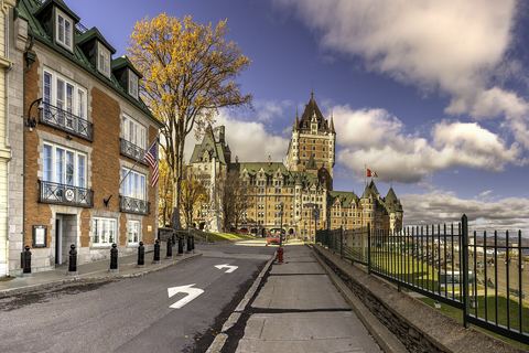 Le Château Frontenac vu d'une rue du Vieux-Québec