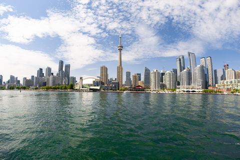 Silhouette du centre-ville de Toronto et de la tour CN vue depuis le lac Ontario